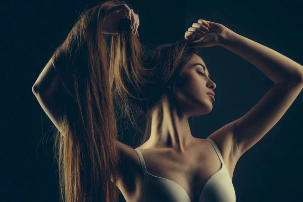 Mujer con pelo largo y saludable en sujetador de ropa interior — Foto de Stock