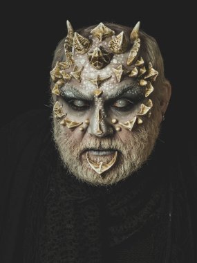 Diş siyah arka plan üzerine barikat iblis.