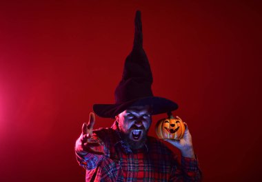 Cadılar Bayramı adam korkutucu yüz ve jack o fener ile