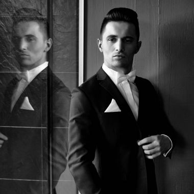 Adam el üstünde düğme ile 