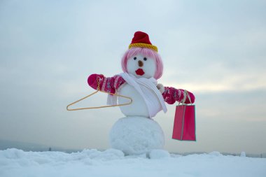 Yeni yıl alışveriş çantası ile beyaz kar kardan adam.