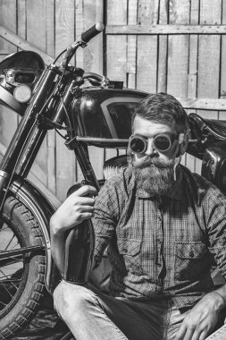 Sakallı motorcu adam şişe ile