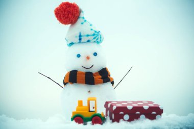 Kar heykel ile gülen yüz