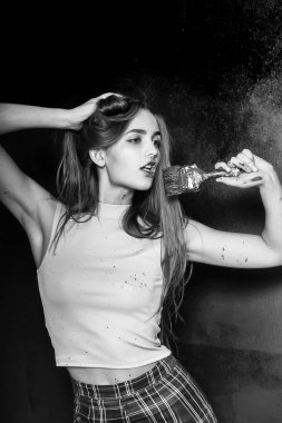 güzel kız Oluşturucu, ressam paintbrush resim duvarda bl ile