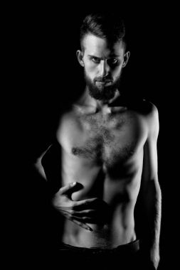 ince çıplak gövde siyah izole ile ince sakallı adam