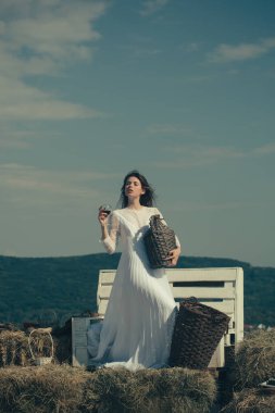 Alkol içki ile güneşli günde model