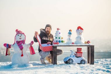 Mutlu hipster hediye kutusu açma