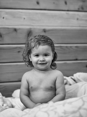 Havlu üzerinde oturan çocuk