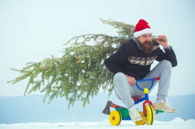 Heyecanlı bisikletçi Santa şapka ve sportif giyim