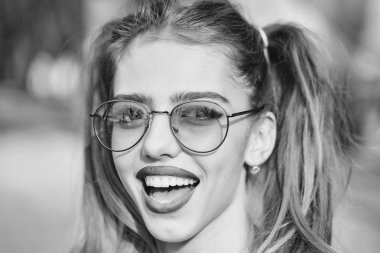 Güneş gözlüklü genç kadın