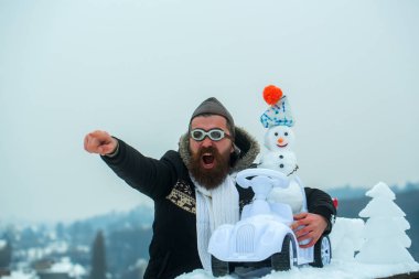Kış manzara üzerinde heyecanlı hipster