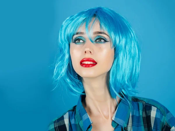 Женщина в синем парике с модным макияжем . — стоковое фото