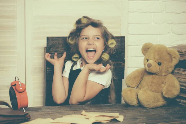 Menina pequena com curler no cabelo . — Fotografia de Stock