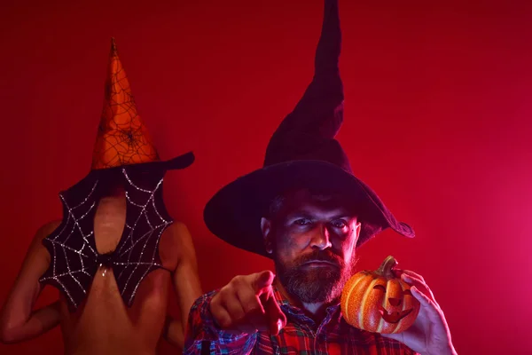 Halloween-Hipster mit Kürbis und Fledermaus auf rotem Hintergrund — Stockfoto