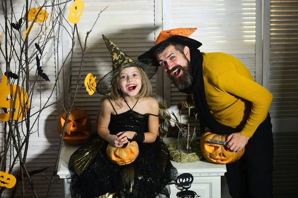 Vader en dochter met Halloween decor. Wizard en kleine heks — Stockfoto