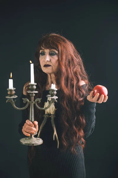 Mujer de Halloween en negro con pelo largo y rojo y maquillaje . — Foto de Stock