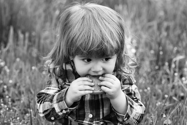 Menino pequeno ao ar livre — Fotografia de Stock