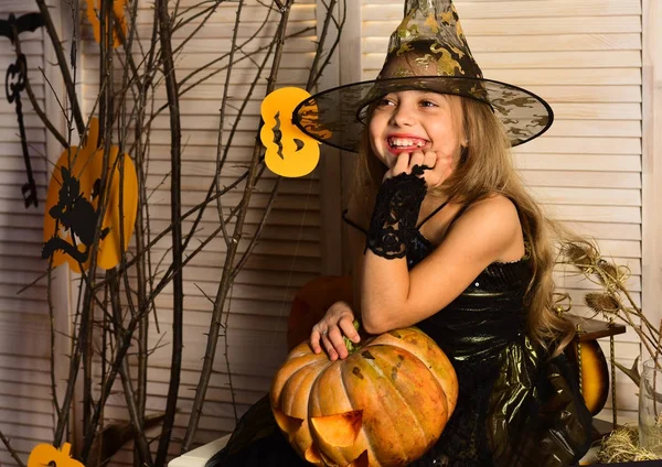 Meisje met blij gezicht op spooky carnaval kamer achtergrond. — Stockfoto