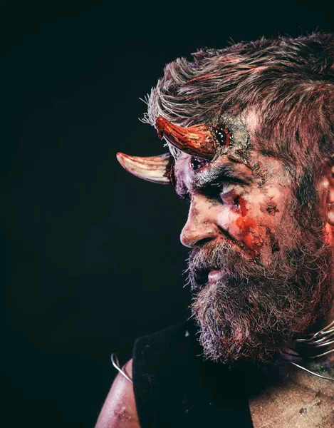 Halloween satana con barba, sangue rosso, ferite sul viso di profilo — Foto Stock