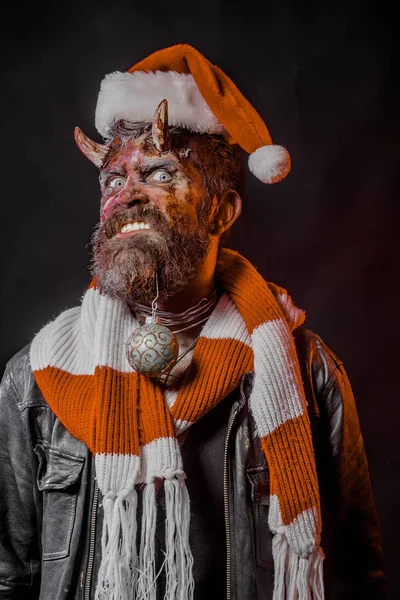 Halloween uomo di Natale con corna del diavolo in cappello di Babbo Natale — Foto Stock