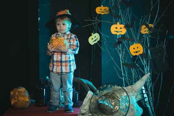 Niño de Halloween con cara seria mantenga la calabaza . —  Fotos de Stock