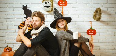 Fularlı kapalı gözler adamla Cadılar Bayramı