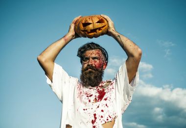 Halloween jack o fener ile kanlı yırtık tshirt zombi