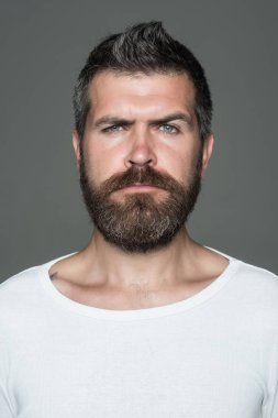 Hipster ciddi bir yüz ile.