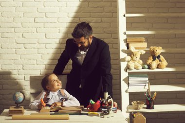 Geri okul ve babalar günü kavramı için. Liseli kız ve baba