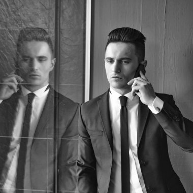 Adam görüşmeler üstünde hareket eden telefon