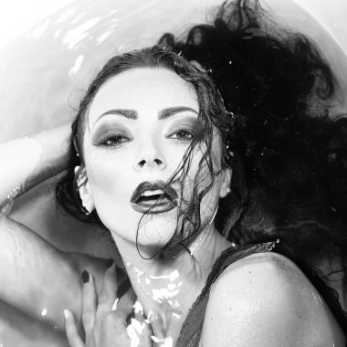 Kadın portre banyo sekmesinde