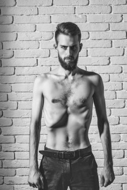 tuğla zemin üzerine ince çıplak gövde ile ince sakallı adam