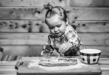 şirin çocuk ile hamur, yemek un ve ahşap kase