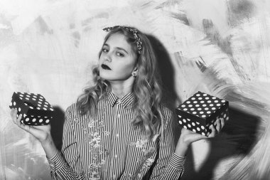 İki kırmızı ve pembe polkadot hediye kutuları ile güzel kız