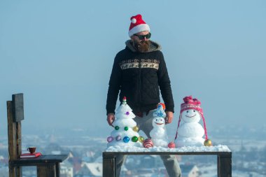 Kardan adamlar arayan adam ve xmas ağacı tablosundaki kar