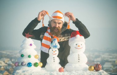 Şapka dizeleri elinde tutan adam