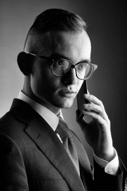 Cep telefonu ile gözlüklü adam