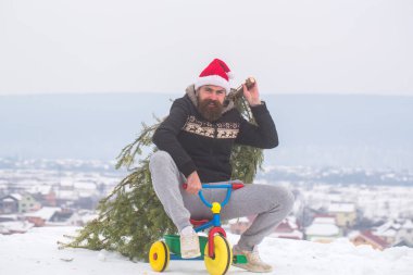 Noel Baba şapkası ve sportif giyim kış günü bisikletçi