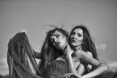 Mavi gökyüzü üzerinde mor elbise kadınlarda