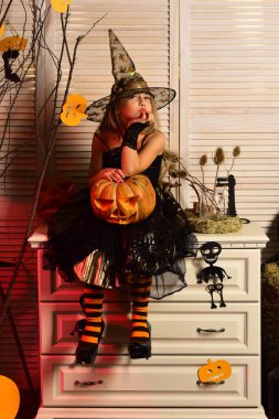 Cadı şapka ve kostüm tutar jack o fener evlat