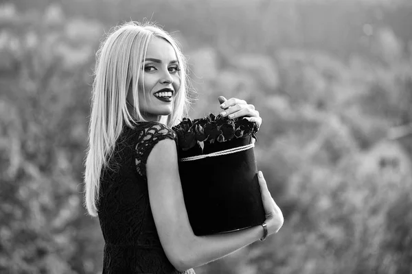 Mulher com flores na caixa — Fotografia de Stock