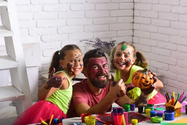 Famille Halloween avec peinture colorée . — Photo