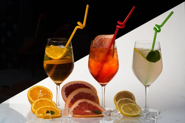 Alcoholic beverage and fruit at restaurant. — Stock Photo, Image