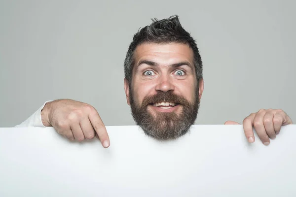 Hombre o barbudo sobre fondo gris . —  Fotos de Stock