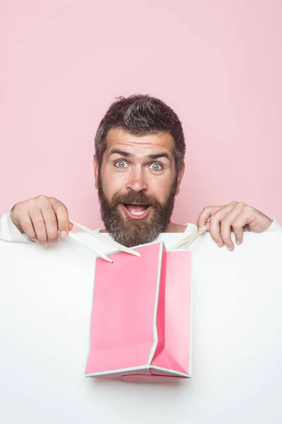 Man met een blij gezicht en cadeaupakket. — Stockfoto