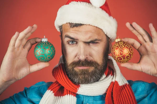 Kerst hipster frown gezicht in santa muts en sjaal — Stockfoto