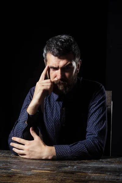 Homem em roupa formal isolado em fundo preto — Fotografia de Stock