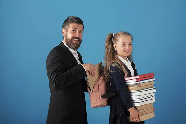 Istruzione e ritorno al concetto di scuola. Il ragazzo tiene libri. — Foto Stock