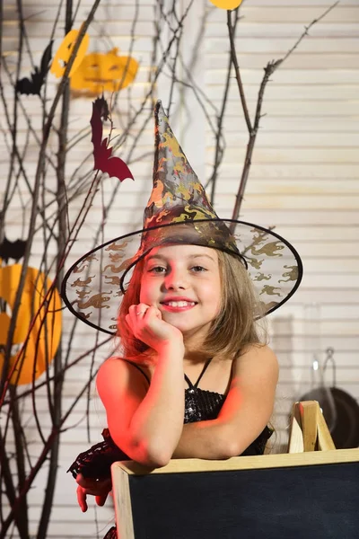 Halloween fél és az ünnep fogalma. Boldog arcú lány — Stock Fotó