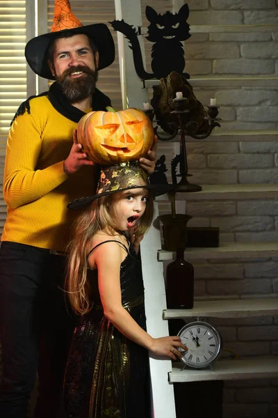 Vader en kind met Halloween decor. Halloween party concept. — Stockfoto